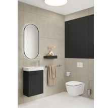 Moderne badkamer met wastafel, spiegel, toilet en opbergruimte