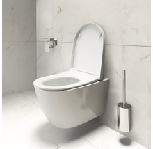 Wandcloset met open toiletdeksel en toiletborstel