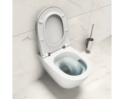 Wandcloset diepspoel met open spoelrand en toiletborstel in de badkamer