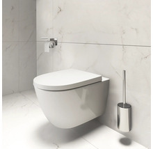 Wandcloset met toiletborstel en papierhouder in een heldere badkamer.