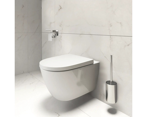 Wandcloset met toiletborstel en papierhouder in een heldere badkamer.