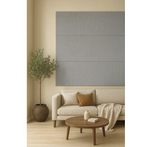 Woonkamer met panelen, bank en salontafel