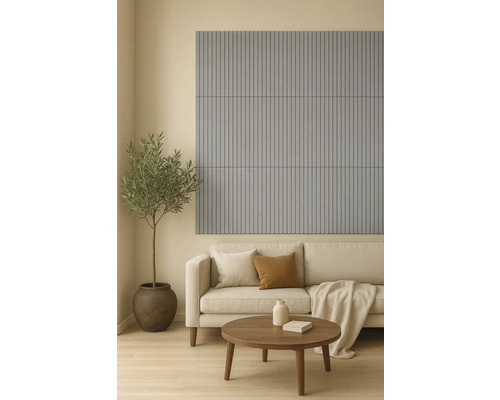 Woonkamer met panelen, bank en salontafel