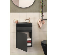 Moderne badkamer met zwart wastafelmeubel, open kast en handdoeken