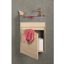 Wastafelcombinatie met betonnen wastafel, kraan, handdoek en open kastvak met toiletpapier