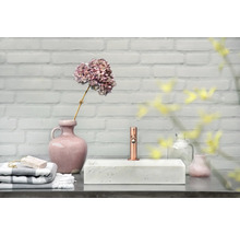 Badkamer wastafel scène met kraan, handdoeken en decoraties