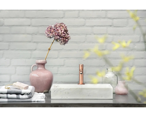 Badkamer wastafel scène met kraan, handdoeken en decoraties