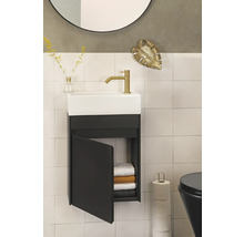 Badkamer met wastafel, onderkast, handdoeken, toiletpapier en decoratie