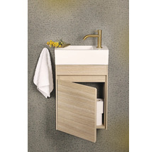 Wastafelmeubel met open houten kast, kraan, handdoek en decoratie