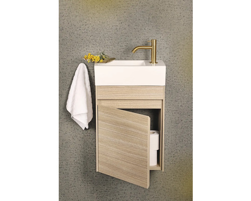 Wastafelmeubel met open houten kast, kraan, handdoek en decoratie