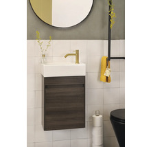 Moderne badkamer met wastafelonderkast, kraan, spiegel en handdoekenrek