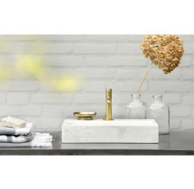 Moderne badkamer met marmeren wastafel, gouden kraan en zeepbakje