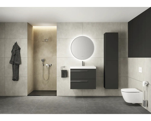 Moderne badkamer met douche, wastafelmeubel met spiegel en toilet