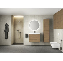 Moderne badkamer met douche, wastafel, spiegel en toilet
