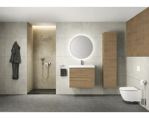 Moderne badkamer met douche, wastafel, spiegel en toilet