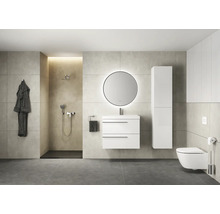 Moderne badkamer met douche, wastafel, spiegelkast, hangkast en toilet.