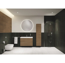 Lichte badkamer met wastafel, spiegelkast, toilet en douche