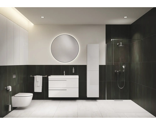 Moderne badkamer met toilet, wastafel, spiegel, hoge kast en douche