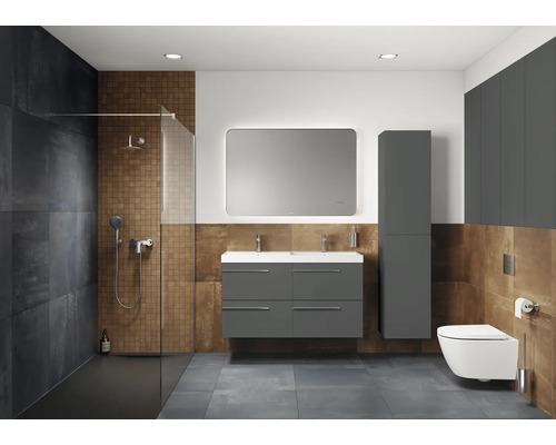 Moderne badkamer met douche, wastafel, spiegel en toilet.