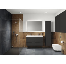 Moderne badkamer met douche, wastafel, spiegel en toilet.