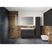 Moderne badkamer met douche, wastafel, spiegel en toilet.