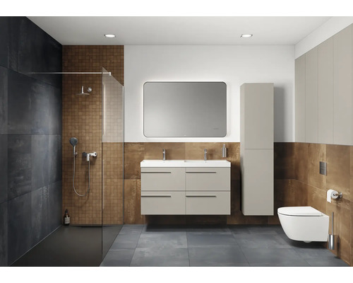 Badkamer met douche, wastafel, spiegel en toilet