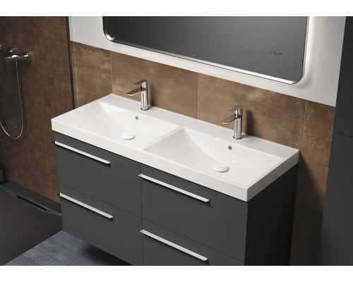 Dubbele wastafel met onderkast en spiegel in de badkamer