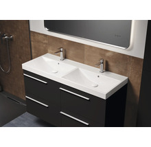 Badkamer met dubbele wastafel, onderkast en spiegel