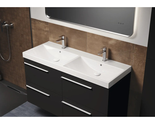 Badkamer met dubbele wastafel, onderkast en spiegel