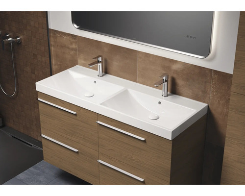 Dubbele wastafel met onderkast en twee kranen in de badkamer