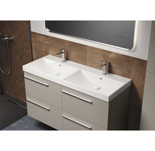 Badkamer met dubbele wastafel en spiegel