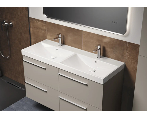 Badkamer met dubbele wastafel en spiegel