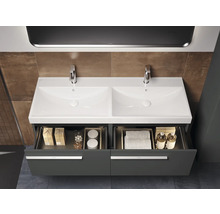 Dubbele wastafel met open laden in de badkamer