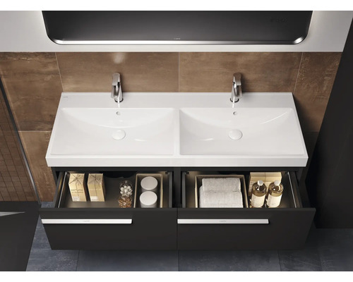 Dubbele wastafel met open ladesysteem in de badkamer