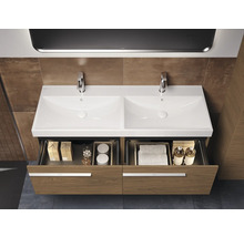 Dubbele wastafel met open lades in de badkamer