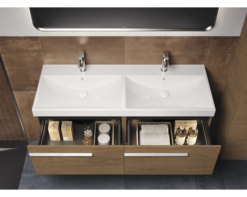 Dubbele wastafel met open lades in de badkamer