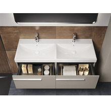 Dubbele wastafel met open ladesysteem in badkamer