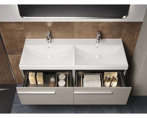 Dubbele wastafel met open ladesysteem in badkamer