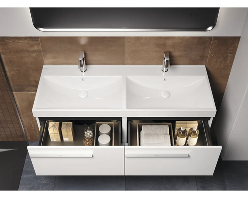 Dubbele wastafel met open laden in de badkamer
