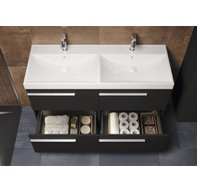 Dubbele wastafel met onderkast, open laden en badkamerbenodigdheden.