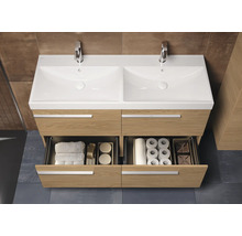 Wastafelmeubel met twee waskommen, kranen en lades met handdoeken en toiletpapier voor badkamerinrichting