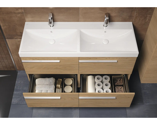 Wastafelmeubel met twee waskommen, kranen en lades met handdoeken en toiletpapier voor badkamerinrichting
