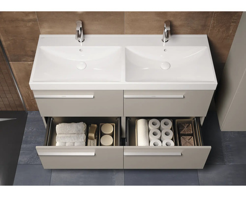 Wastafelmeubel met twee waskommen, kranen en open laden met handdoeken en toiletpapier