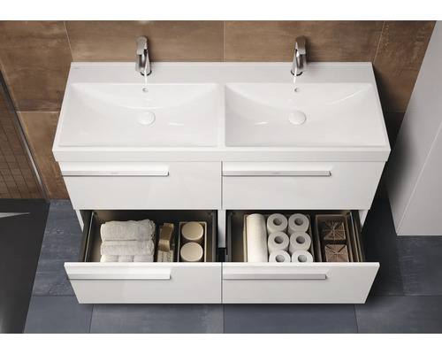 Witte wastafelonderkast met dubbele wastafel en open laden voor handdoeken en toiletpapier.