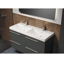 Badkamer met dubbele wastafel, onderkast en spiegel