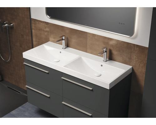 Badkamer met dubbele wastafel, onderkast en spiegel