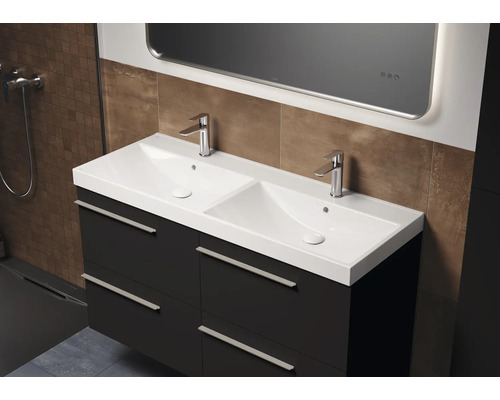 Badkamermeubel met dubbele wastafel en lades in de badkamer