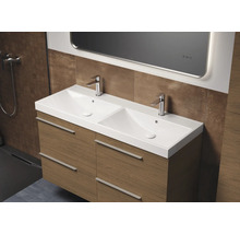 Dubbele wastafel met onderkast en spiegel in badkamer