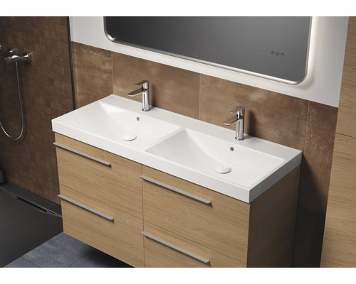 Wastafelmeubel met dubbele wastafel, onderkast met laden en spiegel in de badkamer