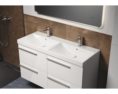 Badkamer met dubbele wastafel, wastafelonderkast, kranen en spiegel